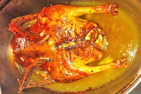 Gans mit Apfel- und Maronifülle