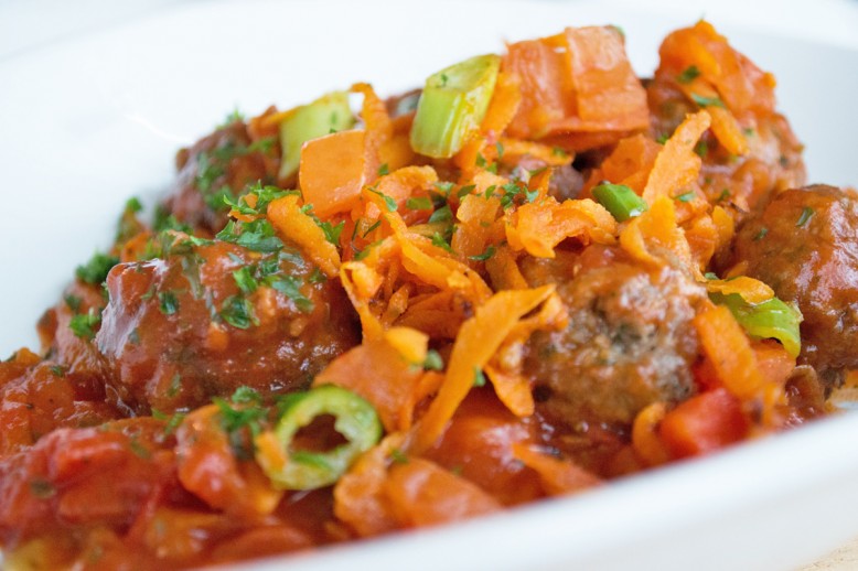 Faschierte Bällchen mit Tomaten-Paprikasoße
