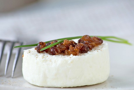 Ziegenkäse mit Rosinen
