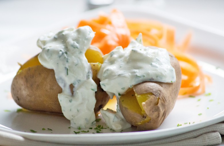 Kartoffelhälften mit Frischkäse an Vinaigrette