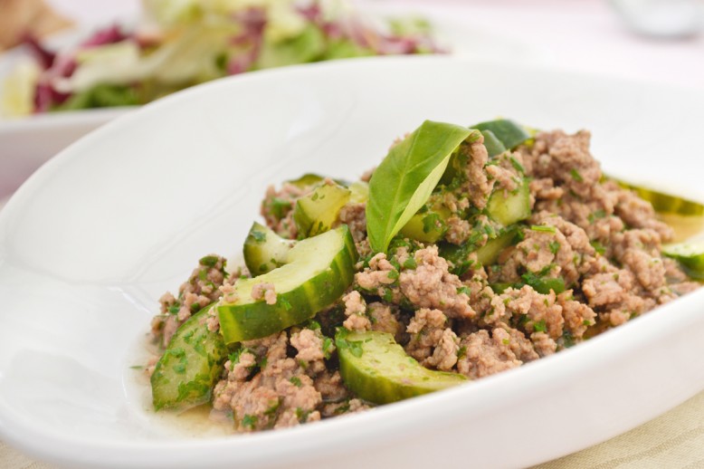 Faschiertes Rindfleisch mit frischen Gurkenstücken