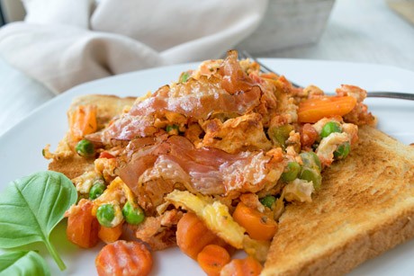 Gebratener Speck mit Kräutern und Gemüse