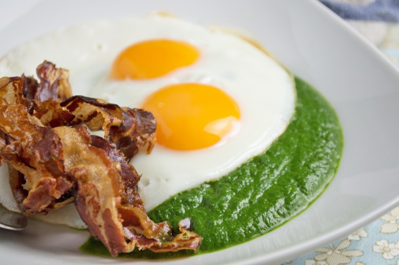 Spiegelei mit Speck und Spinat