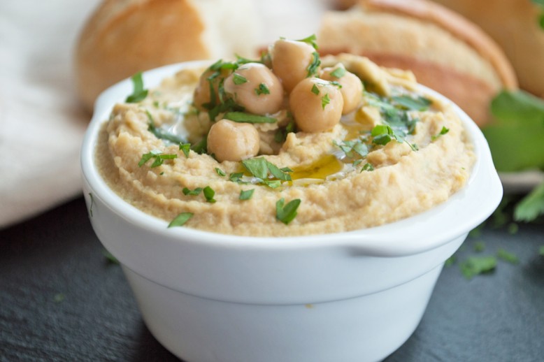 Kichererbsen Dip auf Weißbrot