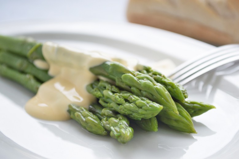 Hollandaise Sauce mit frischem Spargel