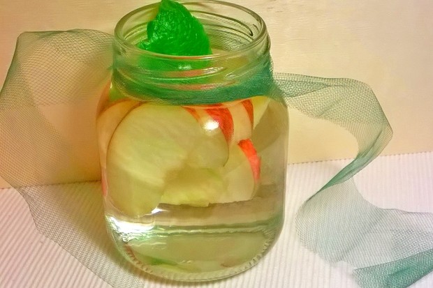 Apfel-Zitronenmelissenwasser-Detox