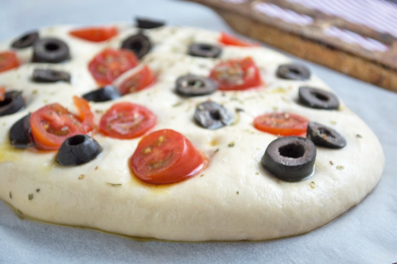 Focaccia mit Oliven und Tomaten