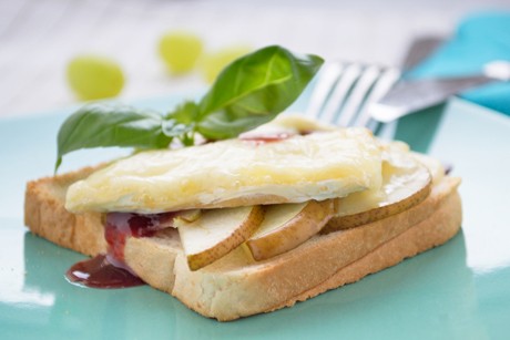 Toast mit Weichkäse und Birnen