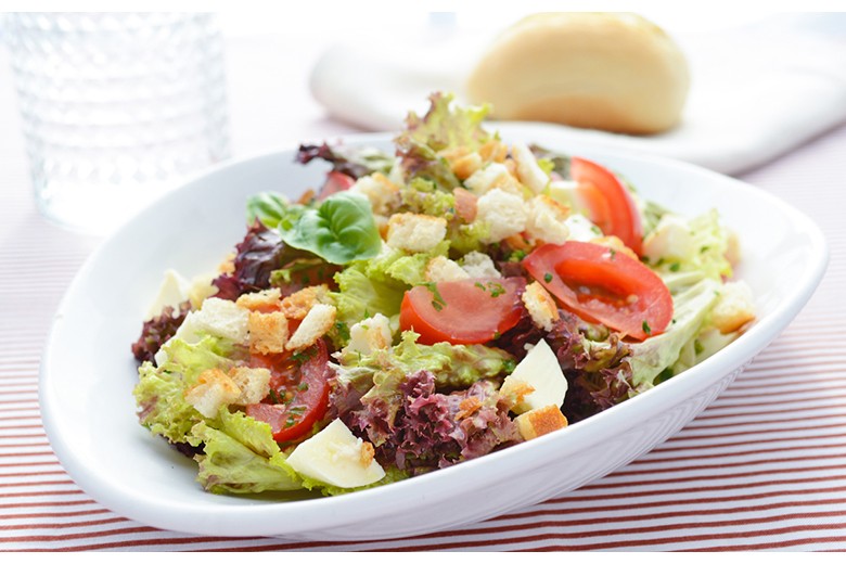 Feldsalat mit Croutinos