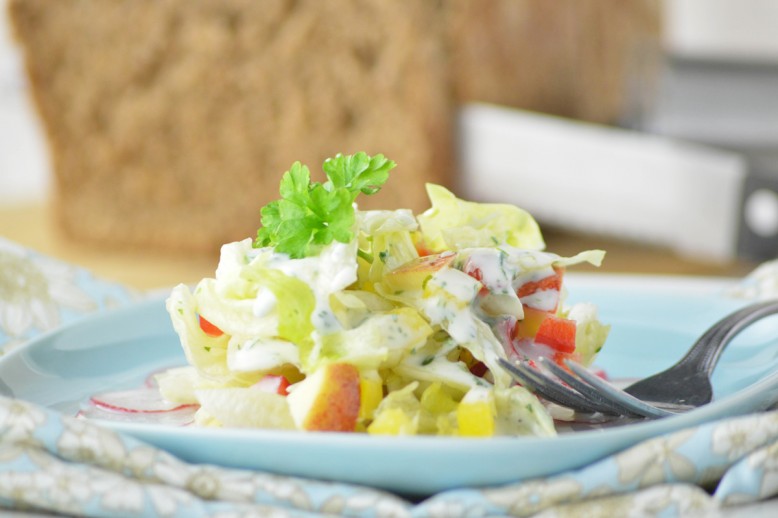Salat mit Sauerrahmdressing