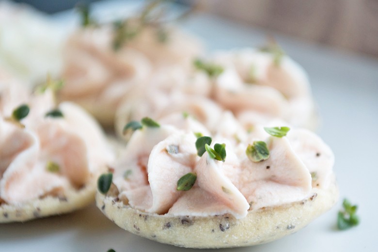 Mohnkekse mit Thymianmousse