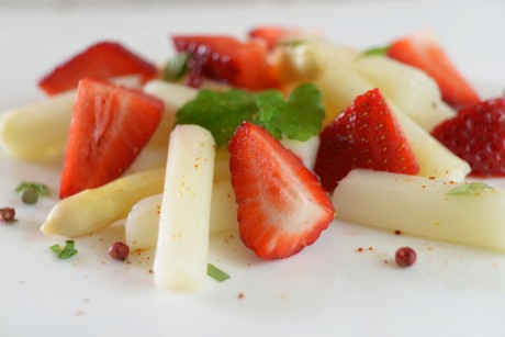 Spargel-Erdbeer-Salat