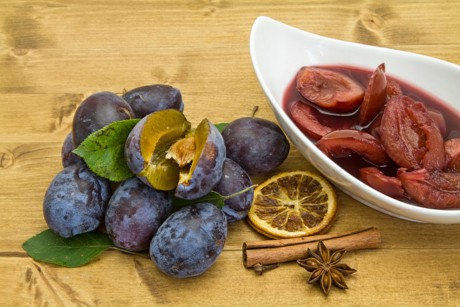 Zwetschken in Rotwein
