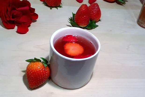 Detox Rosen Erdbeerwasser