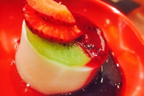 Vanille-Panna-Cotta auf Beerenspiegel