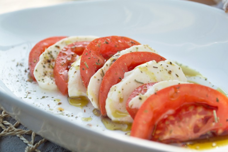 Tomatensalat mit Mozzarella auf steirisch