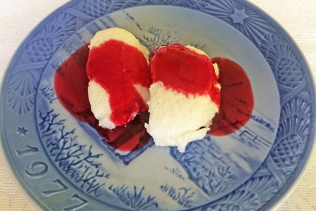 Joghurtnockerl mit Himbeersauce
