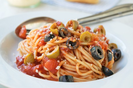 Spagetti mit Kapern und Oliven