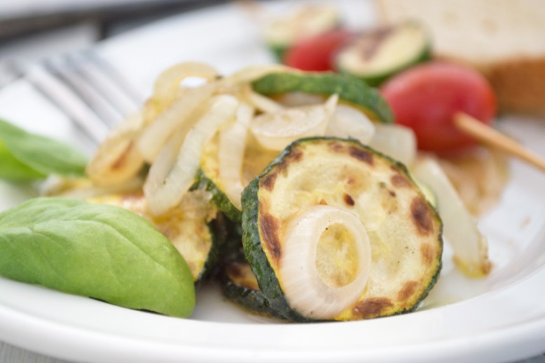 Zucchini mit karamellisierten Zwiebeln
