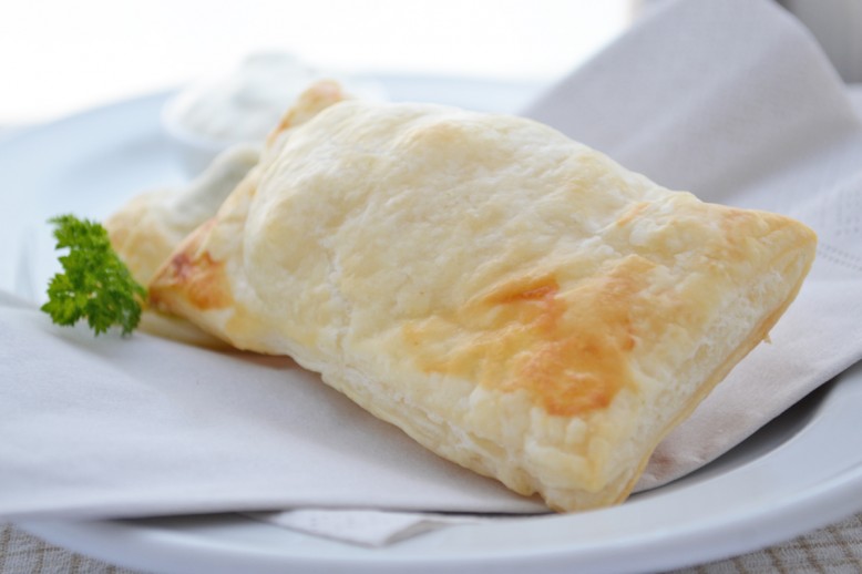 Knusprige Blätterteigtaschen mit Brokkoli und Lachs