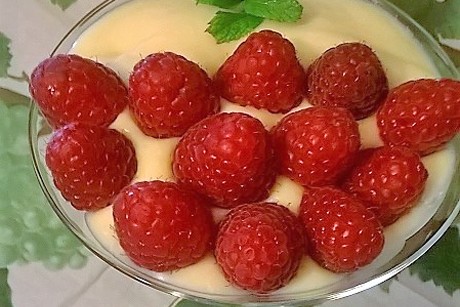 Vanillecreme mit Himbeeren