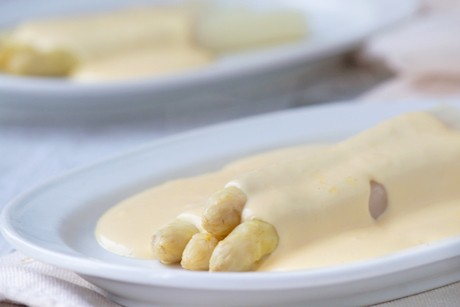 Frischer Spargel mit Sauce Hollandaise