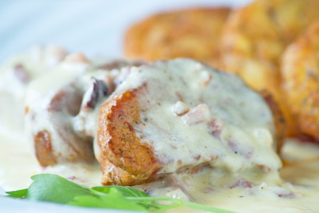 Schweinsmedaillons in feiner Weißweinsauce