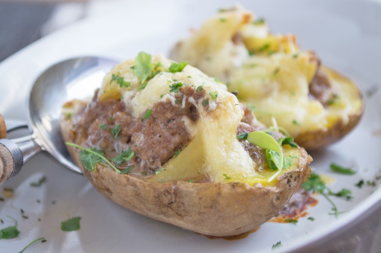 Überbackene Kartoffel mit Käse