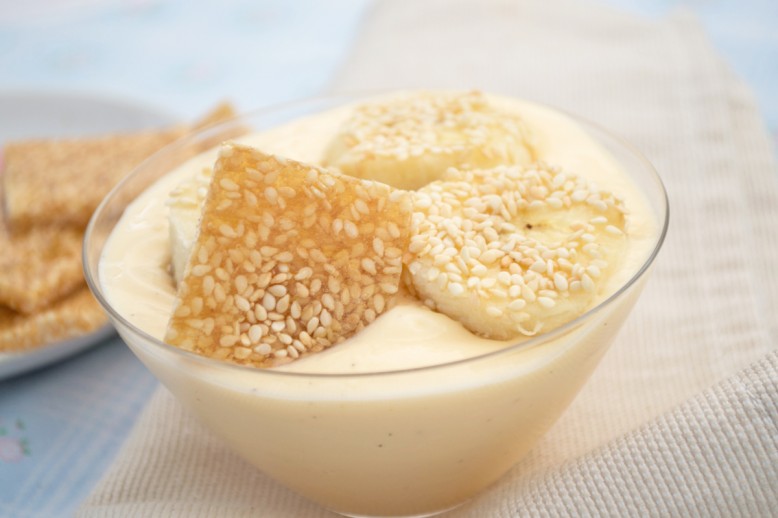 Sesam-Karamell Bananen mit Jogurt-Creme