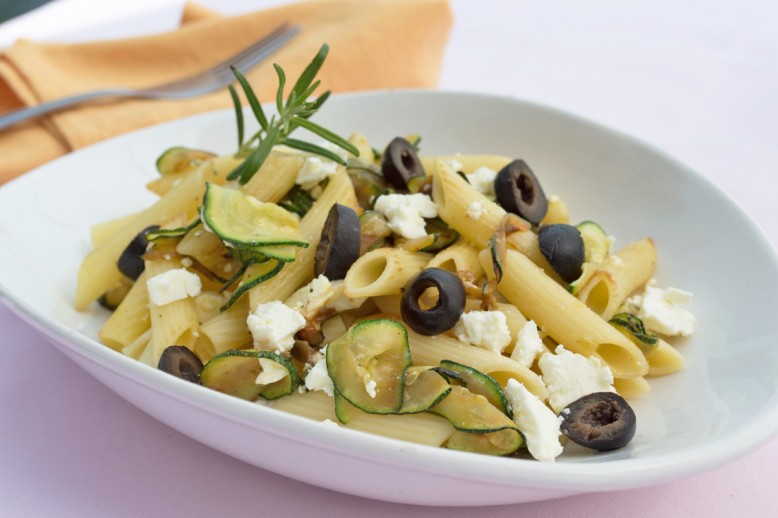 Feta-Zucchini Nudelpfanne