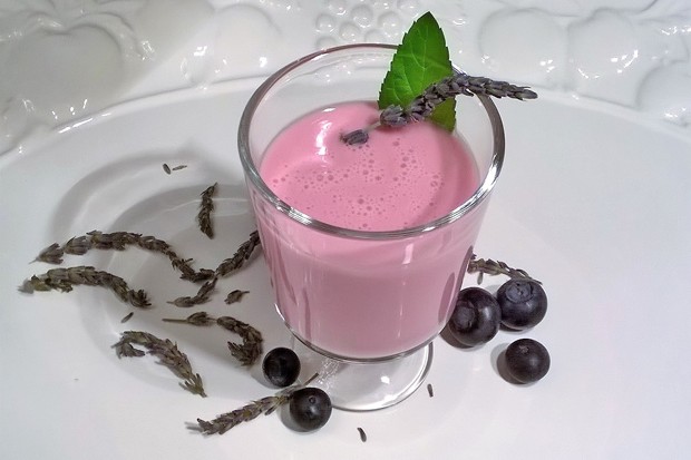 Heidelbeer-Lavendel-Milch