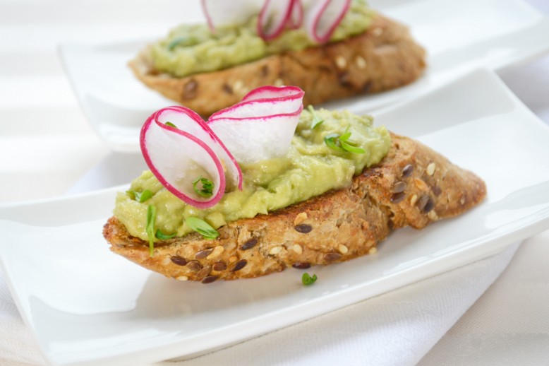 Kräuter-Crostini mit Avocado