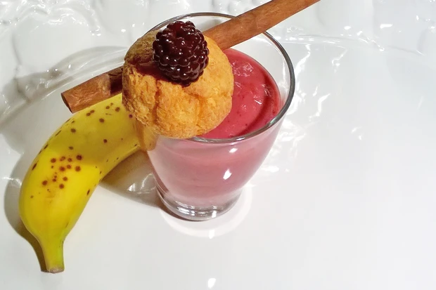 Brombeersmoothie mit Banane, Zimt und Amaretti