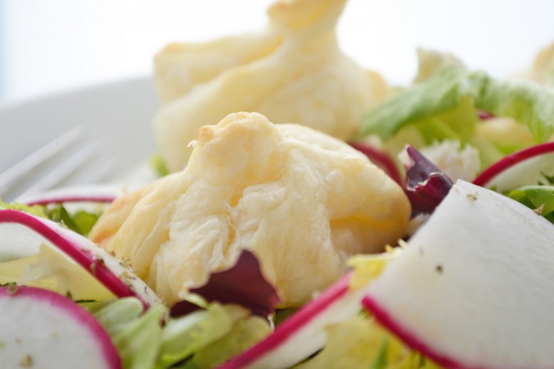 Schafkäsesäckchen mit Salat