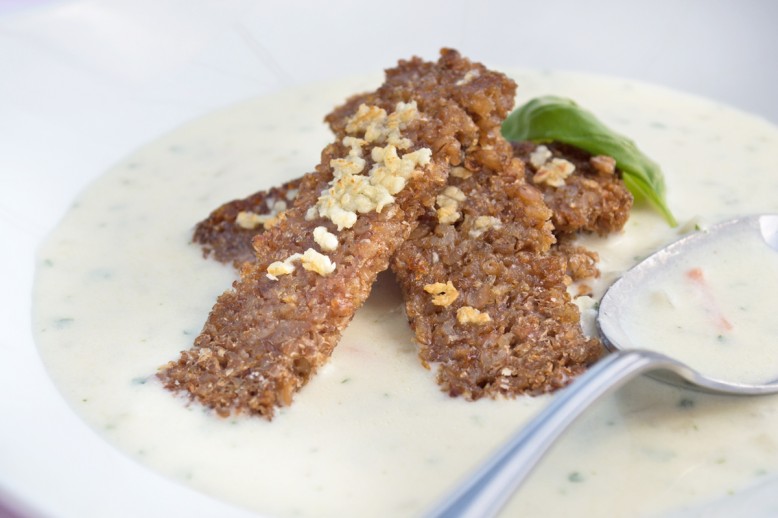 Geröstete Vollkornbrotstreifen mit Knoblauch