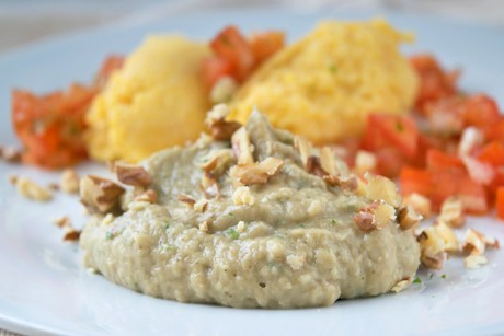 Auberginenpüree mit Nüssen