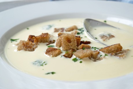 Käsesuppe mit Apfel