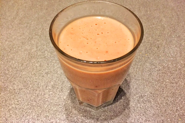 Banane-Erdbeer-Frappe mit Pfiff
