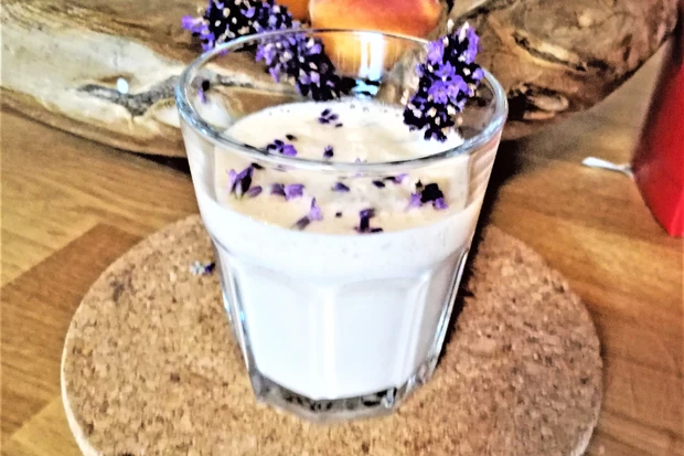 Lavendelbl&uuml;ten auf Marillenshake