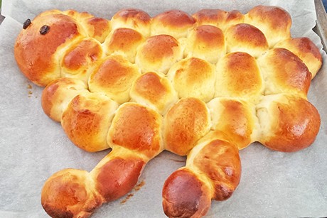 Osterlamm aus Germteig