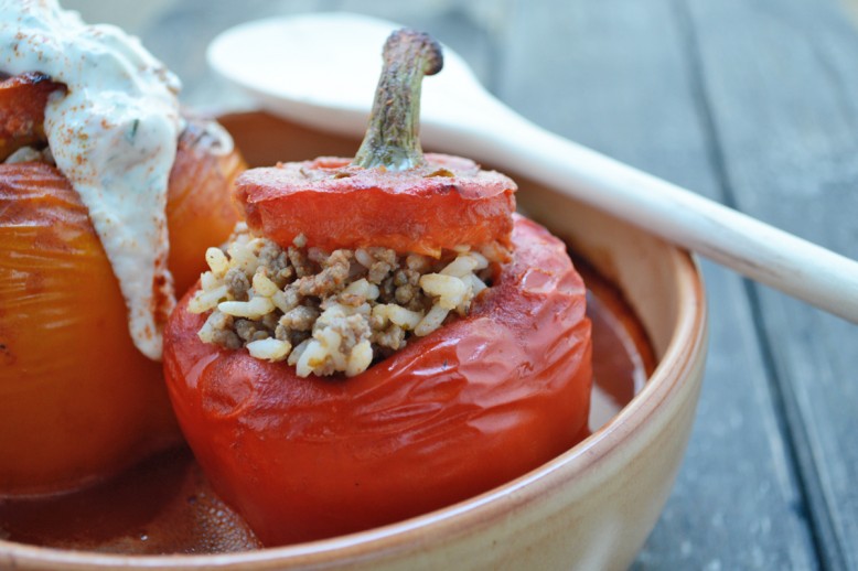Hackfleisch-Paprika mit Joghurt-Dip