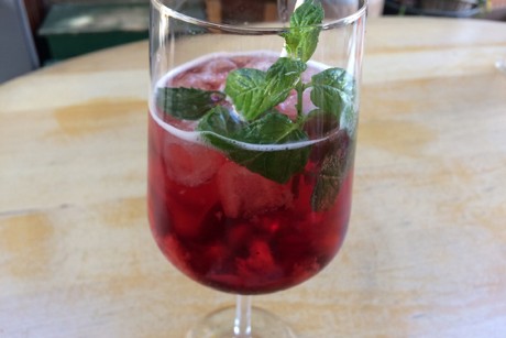 Aromatische Erdbeer-Bowle mit Minze