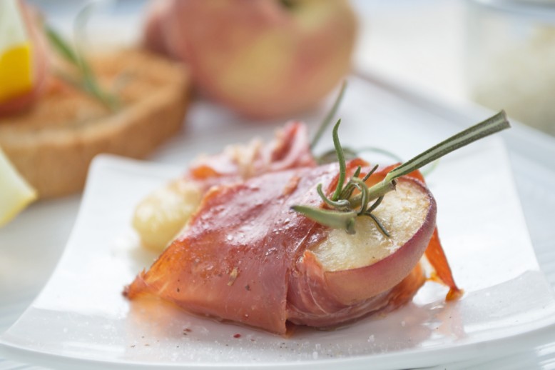 Gratinierte Pfirsiche mit Mozzarella und Prosciutto