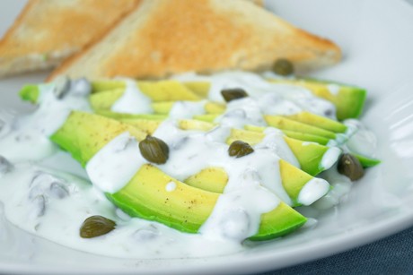 Avocados mit Kapernsauce