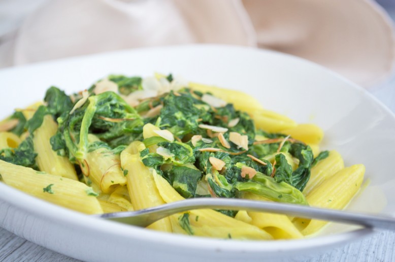 Penne an Safransauce mit Spinat