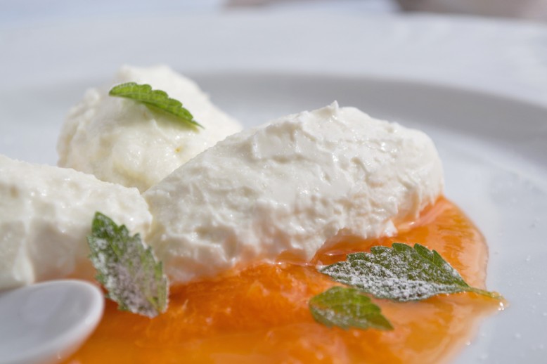 Topfennockerl mit Mangosauce