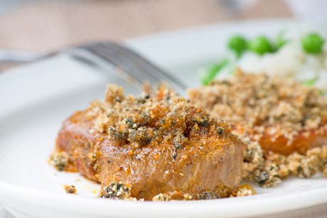 Gratinierte Schweinsmedaillons mit Erbsenreis