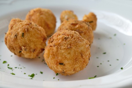Reisbällchen mit Lachsfüllung
