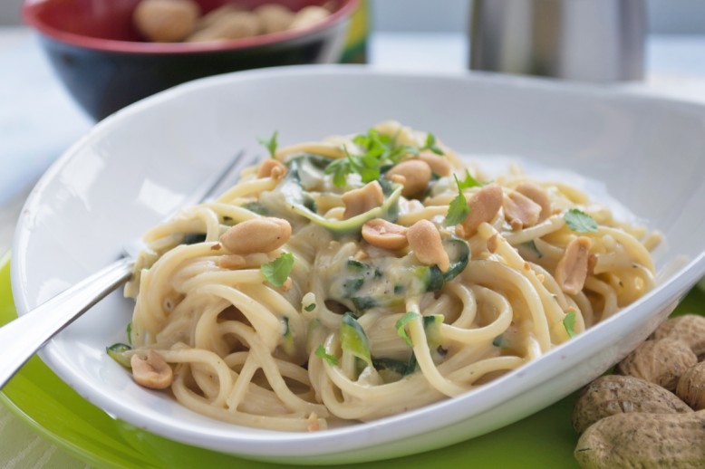 Spaghetti mit Zucchini-Erdnusssauce
