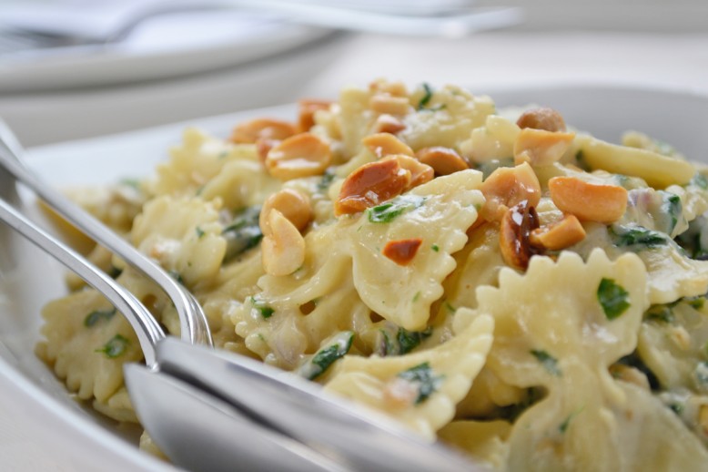 Erdnuss-Spinat-Pasta mit Kokosmilch
